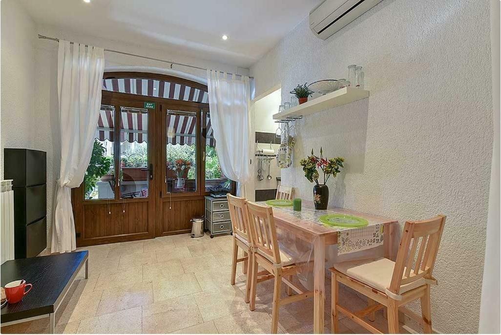 Studio Melanija โรวีน ภายนอก รูปภาพ